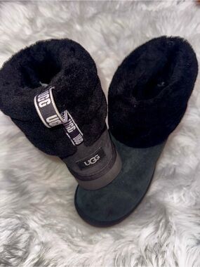 UGG Classic Mini Fluff Quilted Womens Sz 9 Black Suede Shearling Cuff EUC